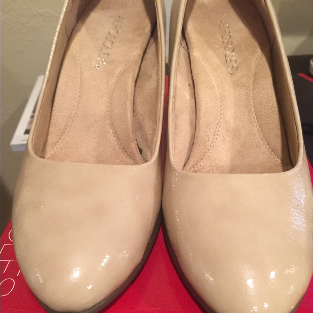 NWT - Aerosoles comfort, nude, patent, 3.0” heels